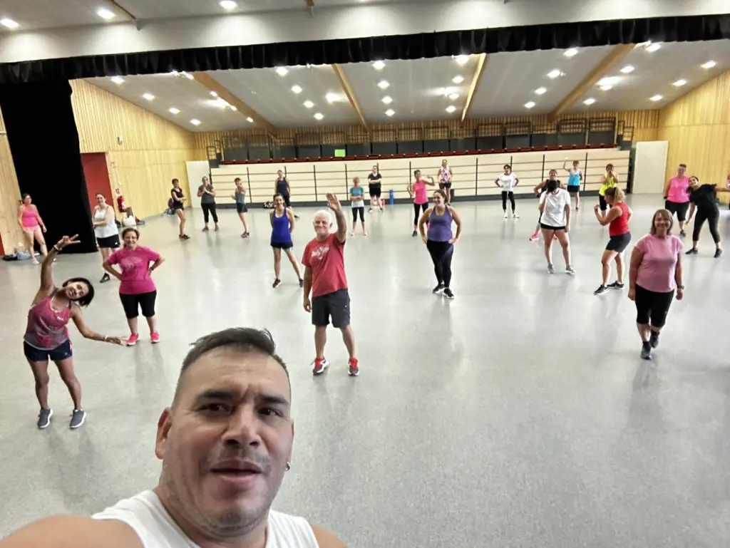 Cours collectif Manolito Zumba dans une grande salle