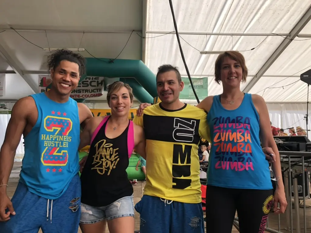 Manolito entouré de trois instructeurs Zumba