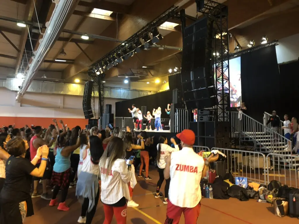 Grande scène et participants pendant un événement Zumba