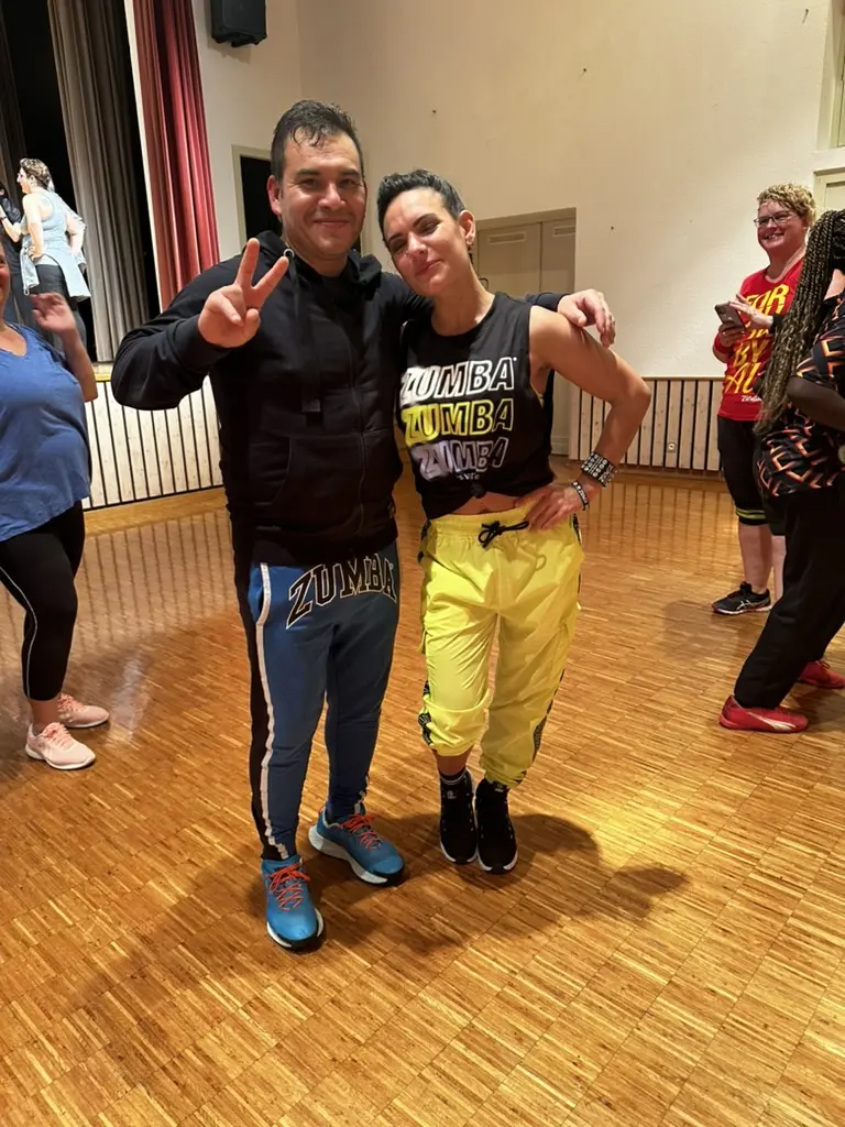 Manolito avec une instructrice Zumba lors d’un événement