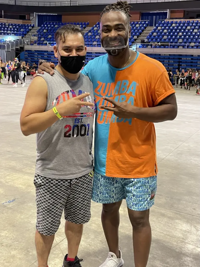Manolito avec un instructeur Zumba lors d’une convention