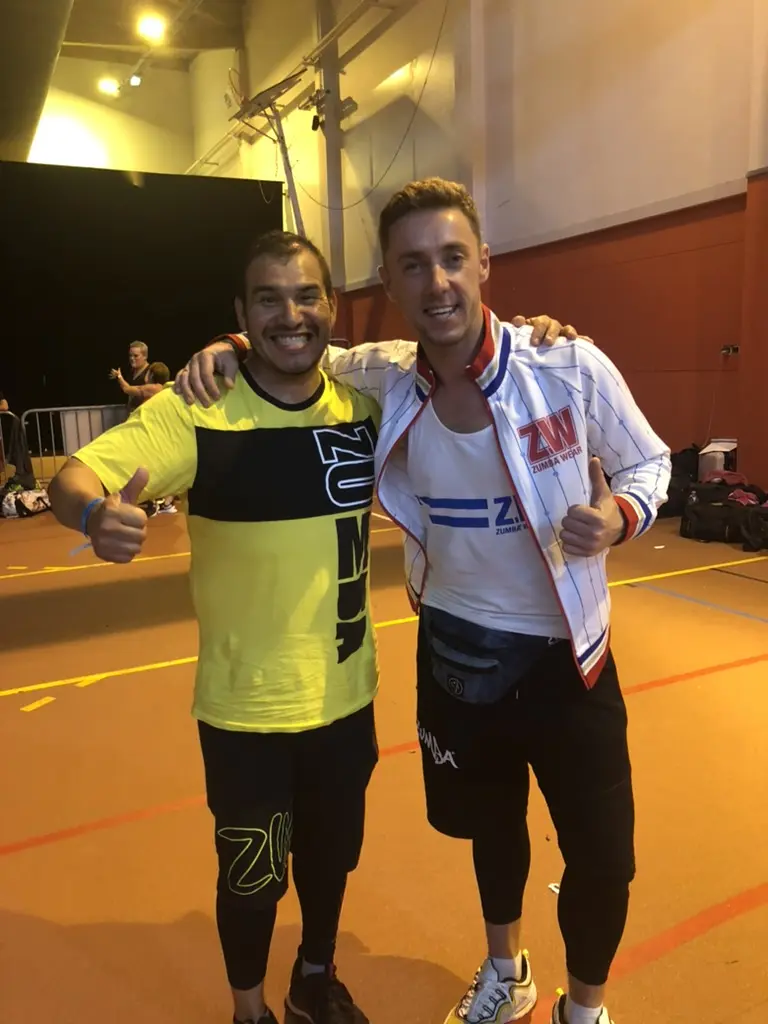 Manolito avec un instructeur Zumba lors d’un événement
