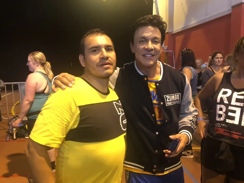 Manolito avec un instructeur Zumba en veste noire