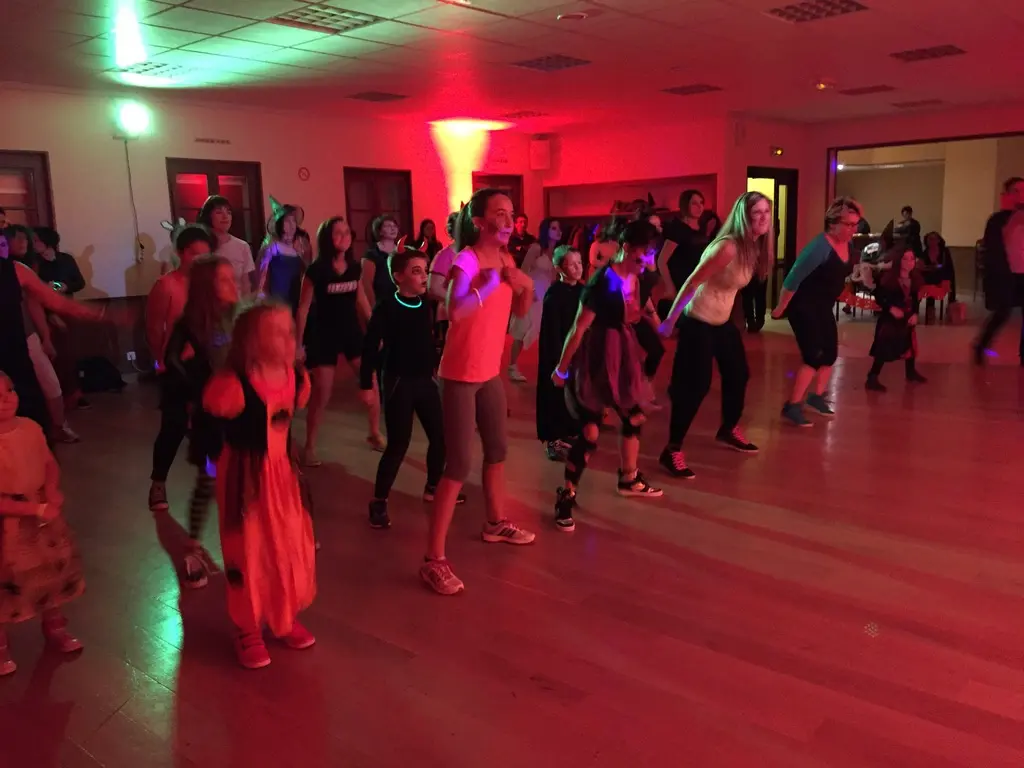 Participants dansant pendant une soirée Zumba illuminée