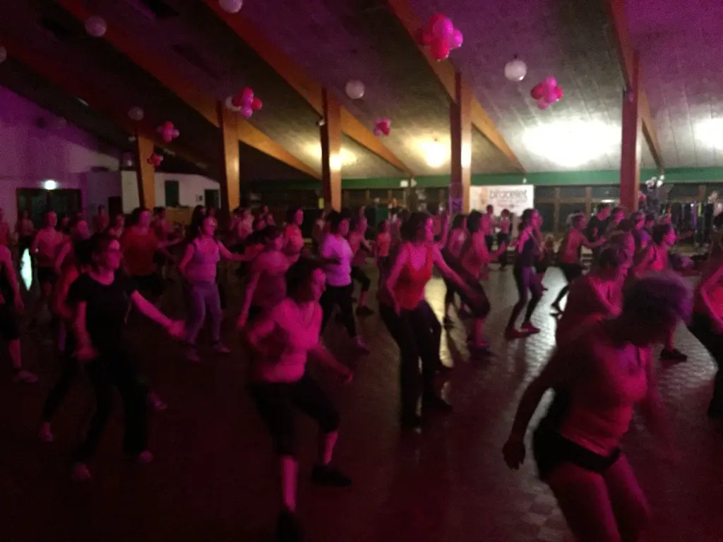 Grand groupe dansant pendant une soirée Zumba