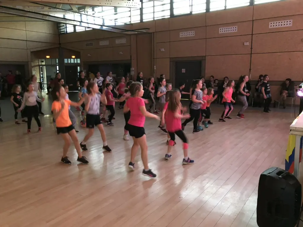 Groupe d’enfants participant à un cours de Zumba Kids
